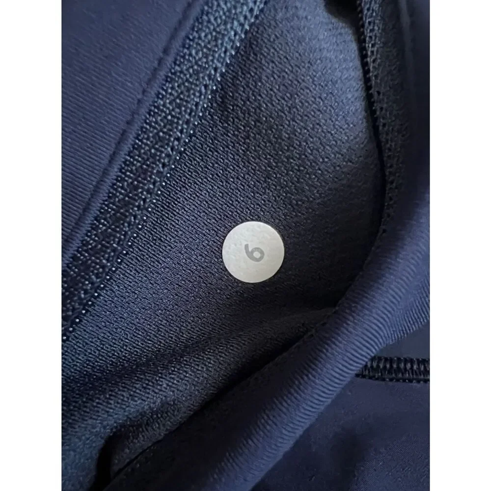 Like New! Lululemon Athletica Navy Leggings in Size 6